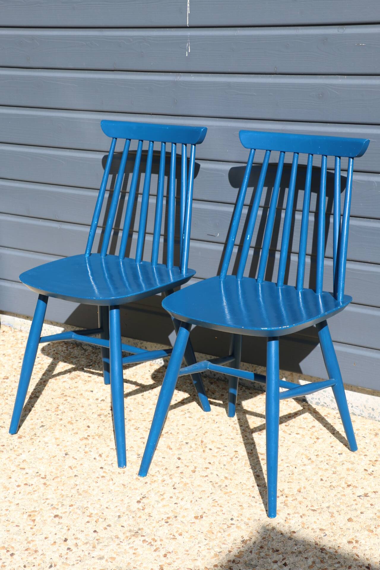 2 blue Tapiovaara style chairs