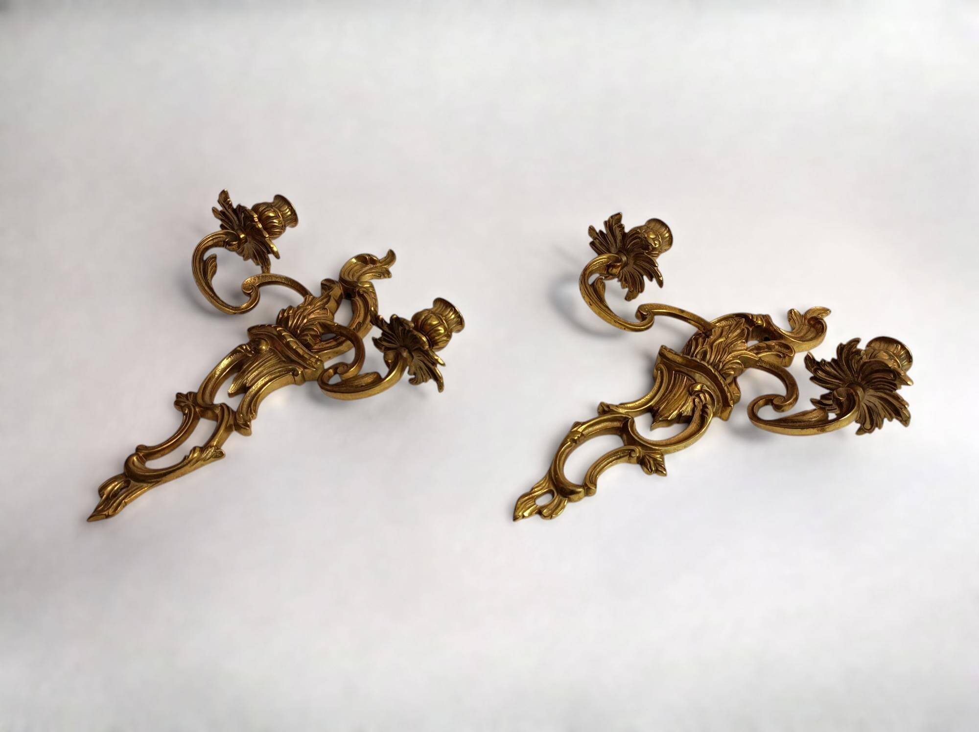 Pair of Rococo wall sconces in gilded bronze, Hollywood Regency, from the years.