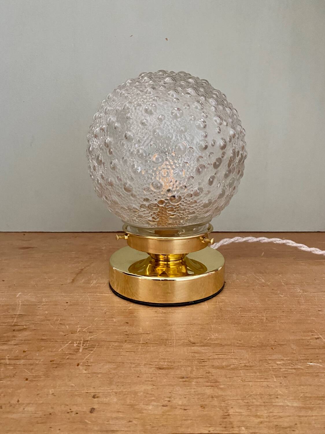 Lampe à poser globe vintage en verre moulé