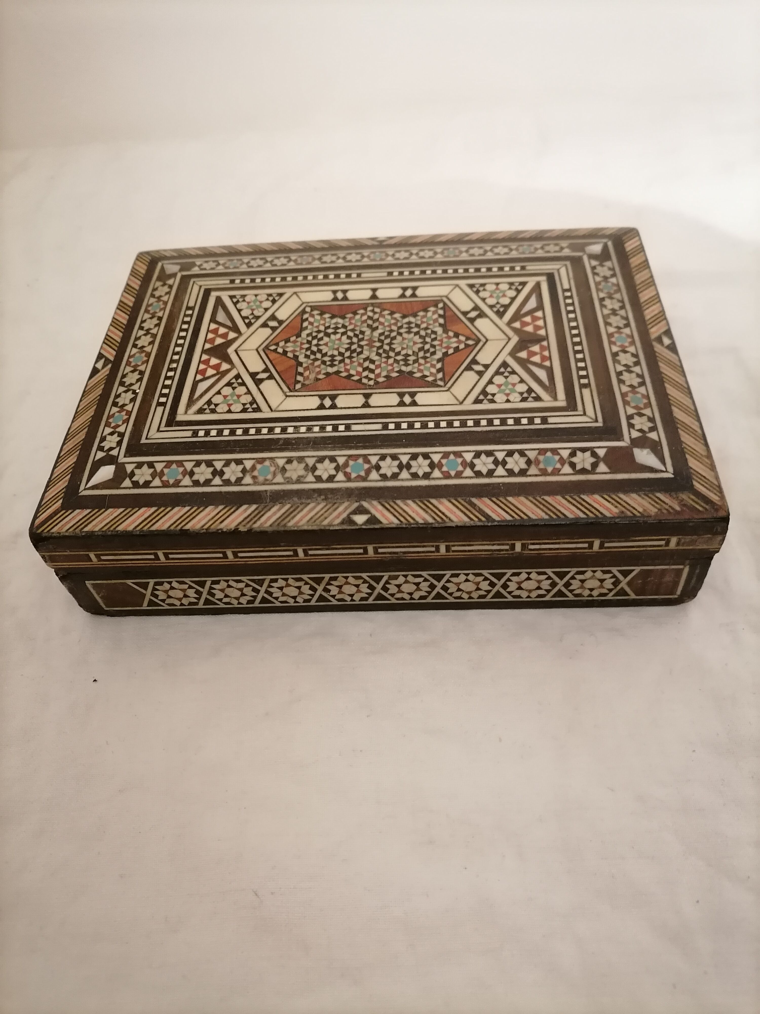 Lot of 2 oriental boxes in marquetry.