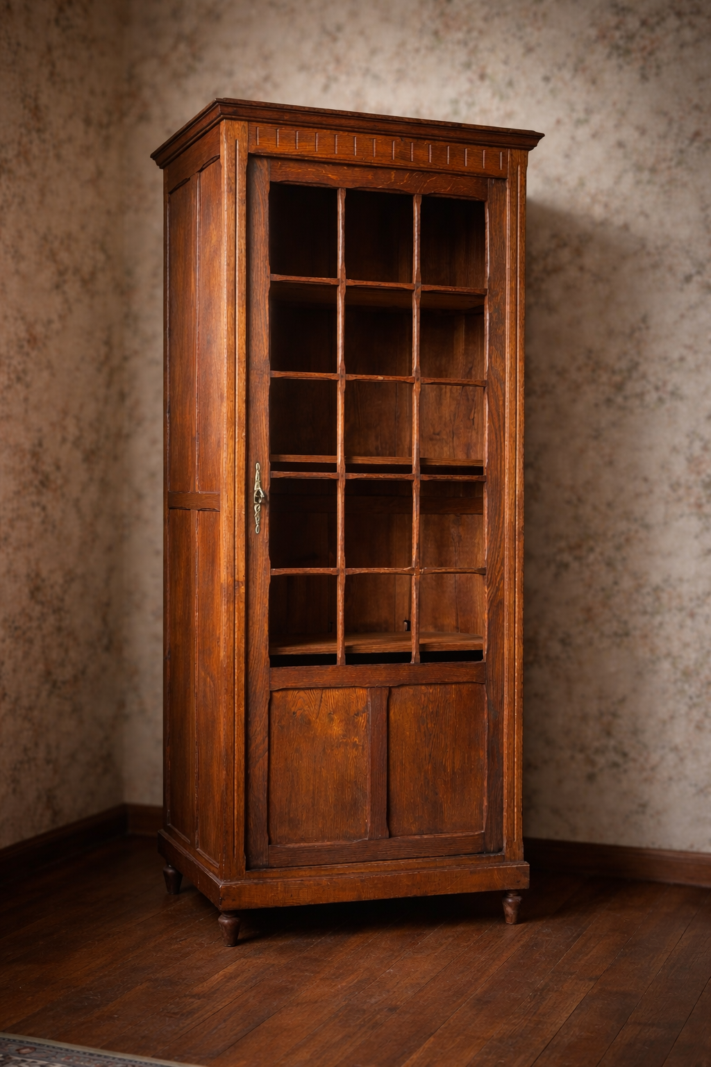 Small Parisian glass-fronted cabinet in oak from the late 19th century – a timeless ally for small spaces.