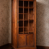 Small Parisian glass-fronted cabinet in oak from the late 19th century – a timeless ally for small spaces.