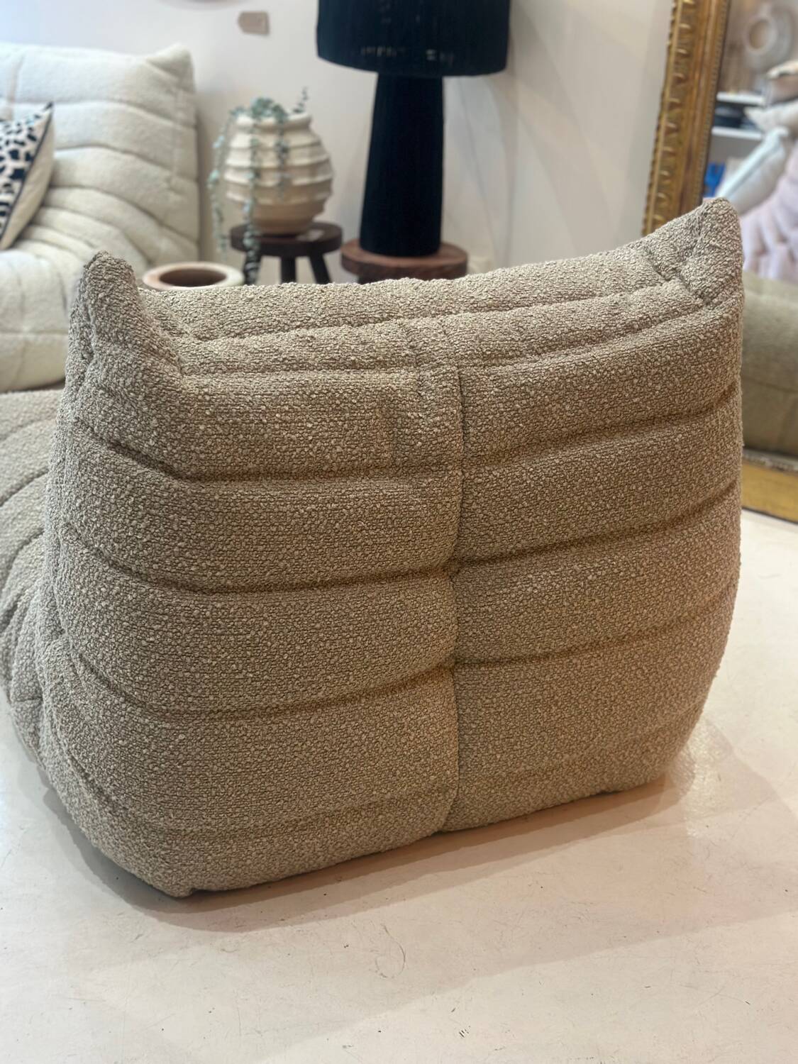 Chauffeuse Togo Ligne Roset par Michel Ducaroy bouclette moka taupe beige