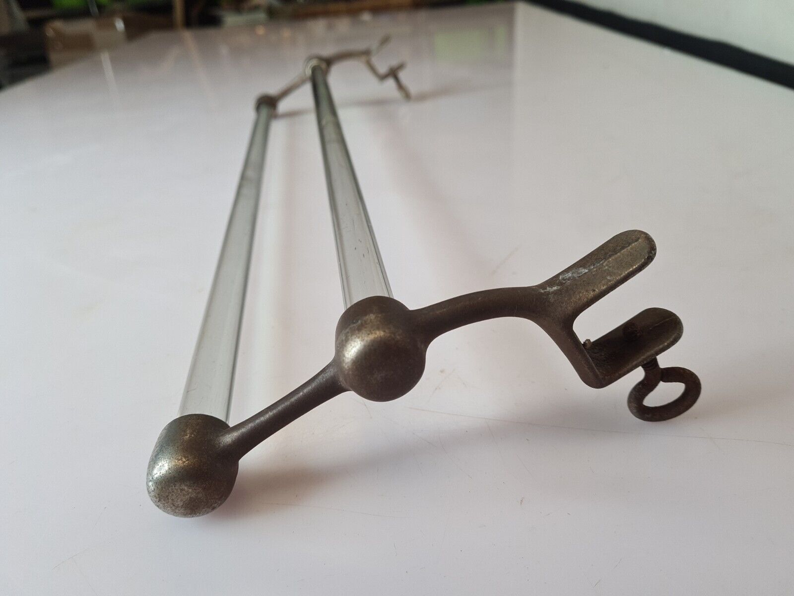 Towel rack in chrome iron and glass