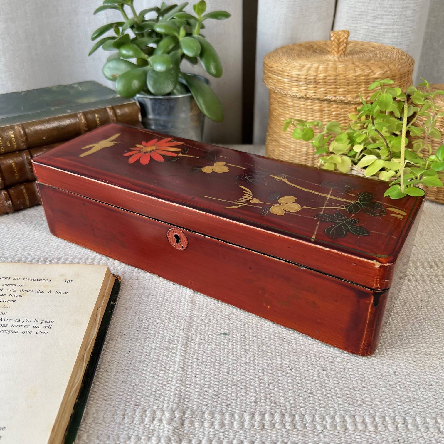 Glove box in lacquered wood