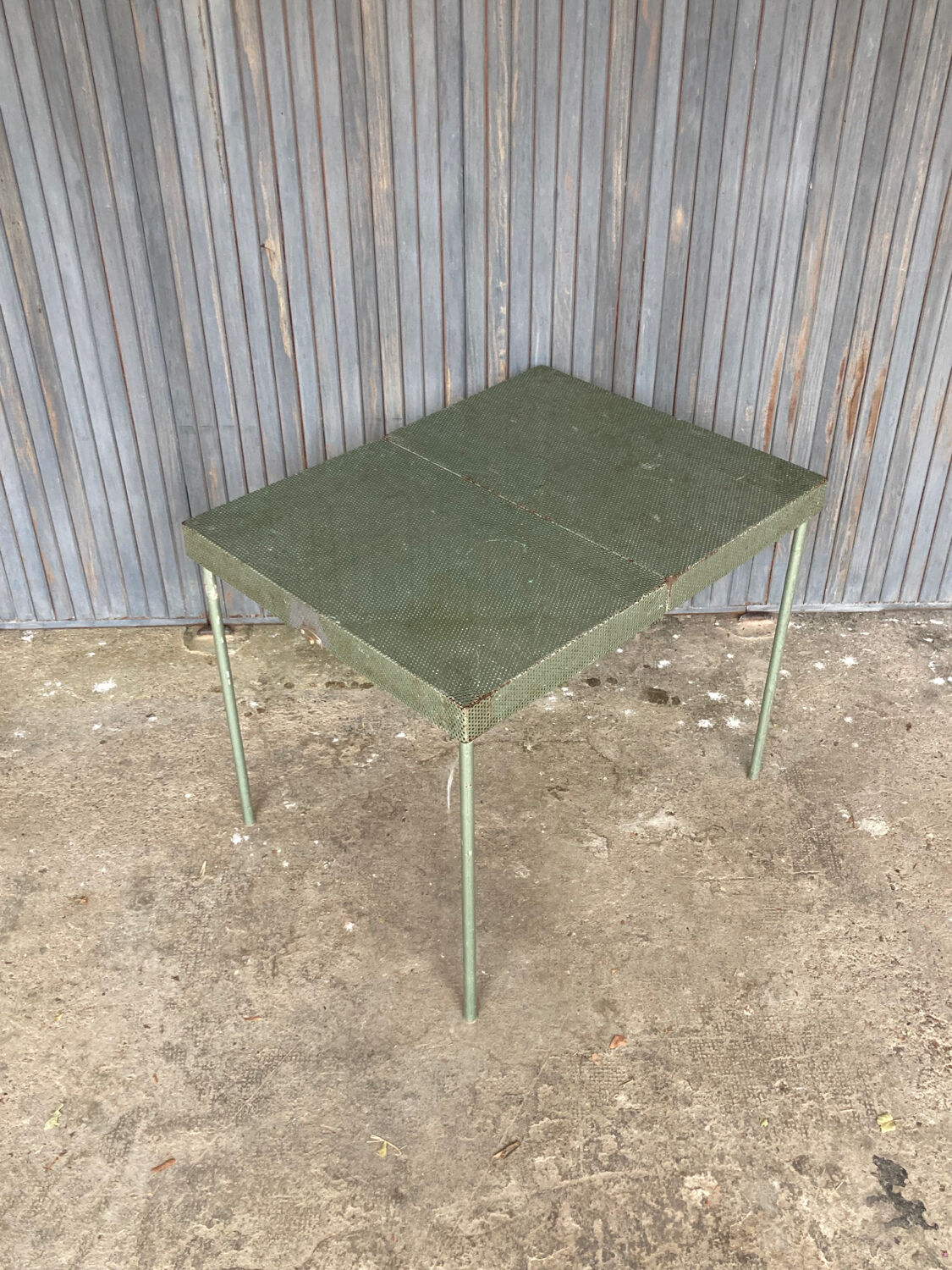 Table ou console en métal perforé