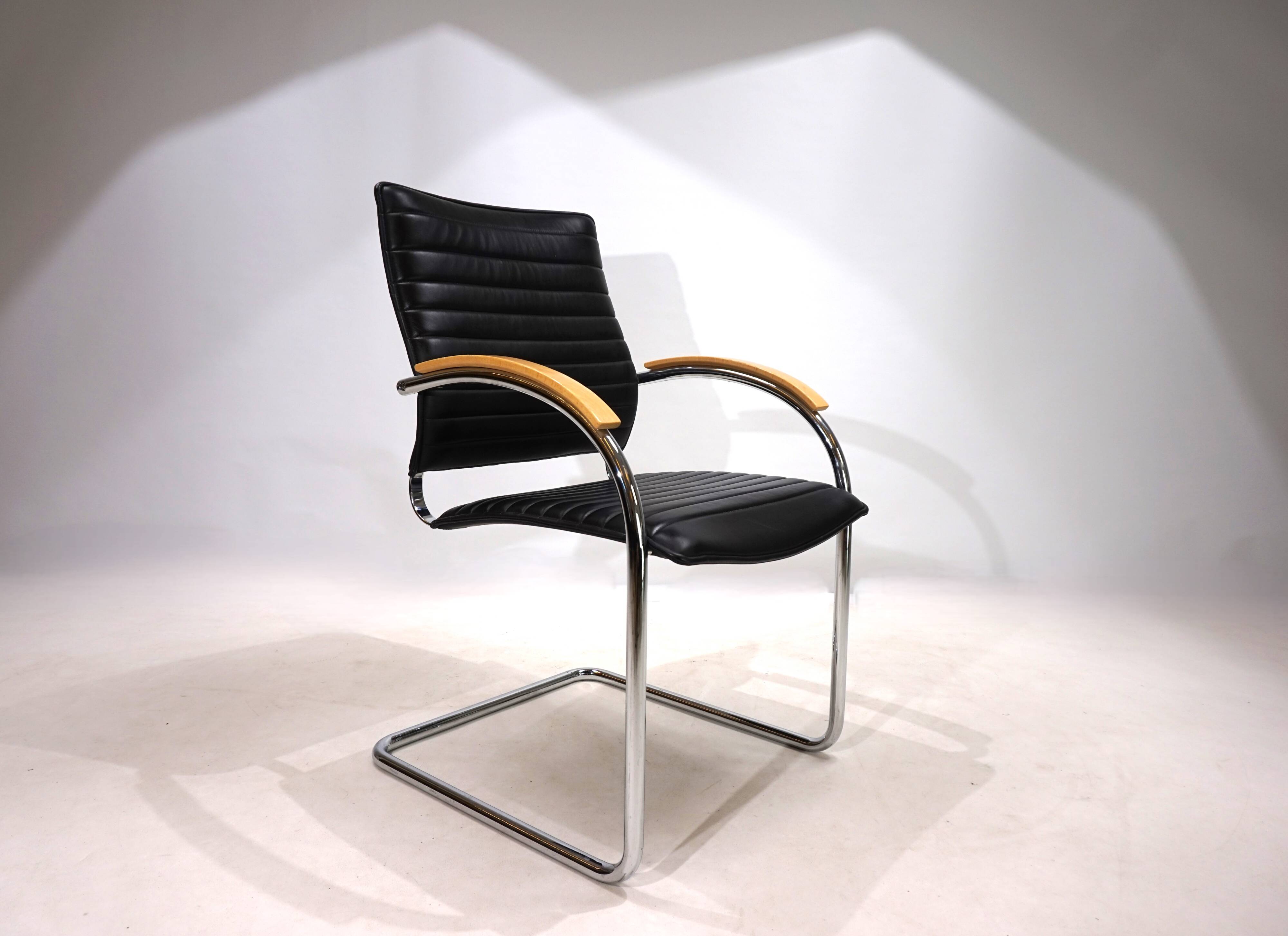 Chaise de salle à manger/conférence en cuir Thonet S74 par Josef Gorica, 1990