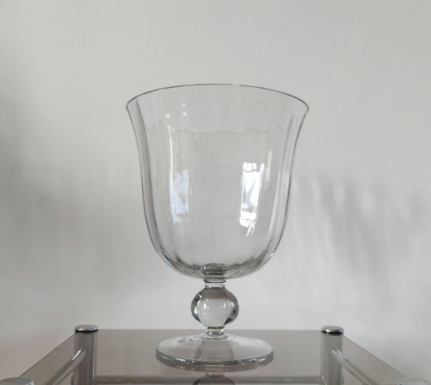 Large Médicis vase in transparent glass on a baluster base.