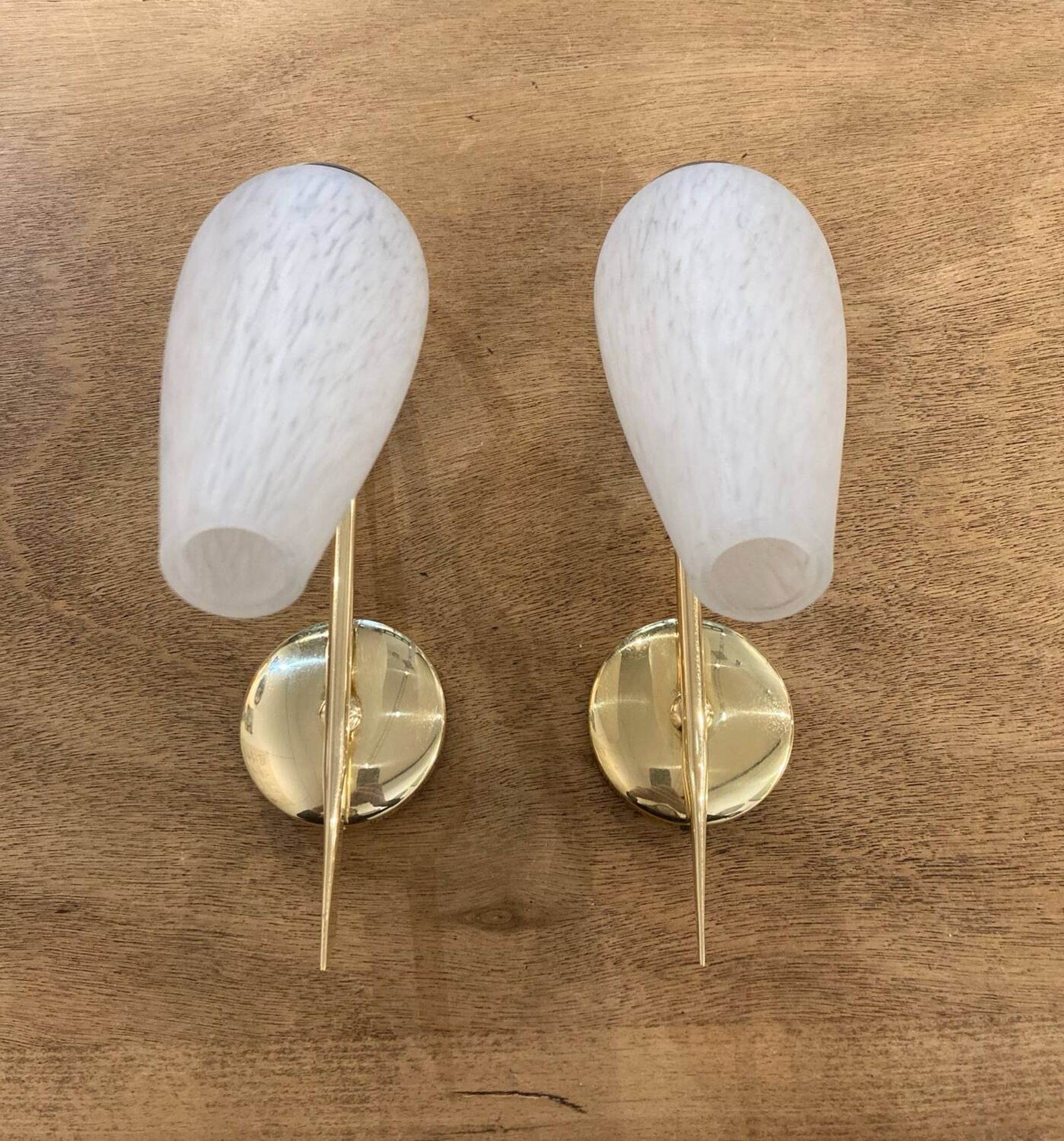 Paire d'appliques dorées et globe moucheté années 50
