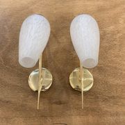 Paire d'appliques dorées et globe moucheté années 50