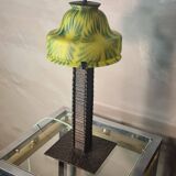 lampe fer forgé et martelé 1900 a30 avec tulipe pate verre  , jaune et vert 34x16