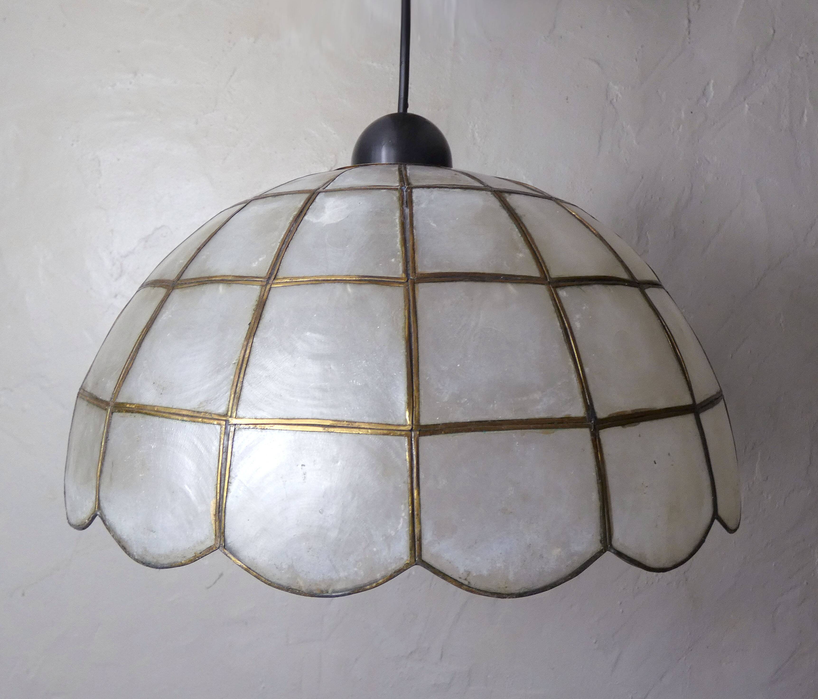 suspension en nacre et laiton vintage