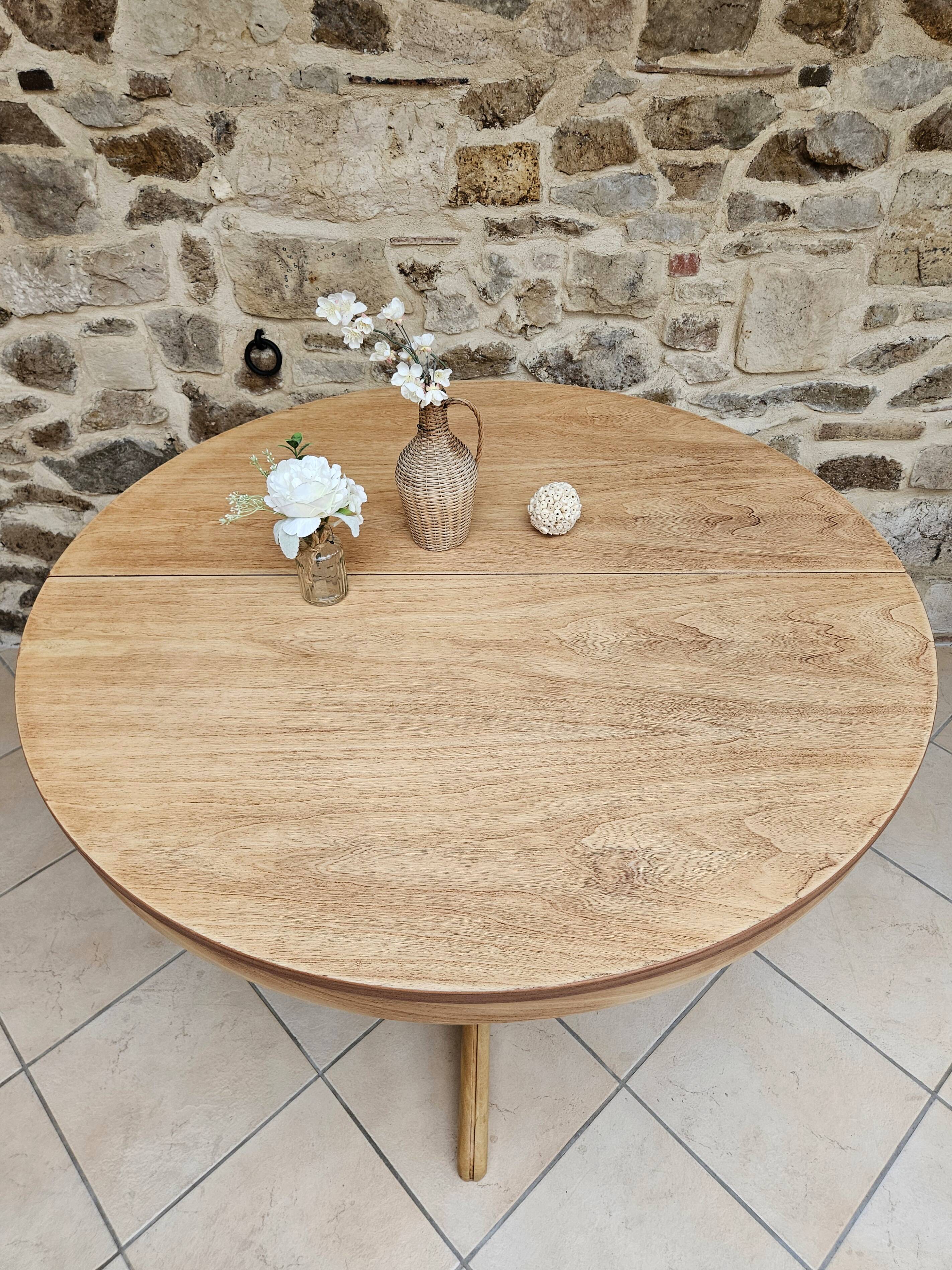 Baumann style round table