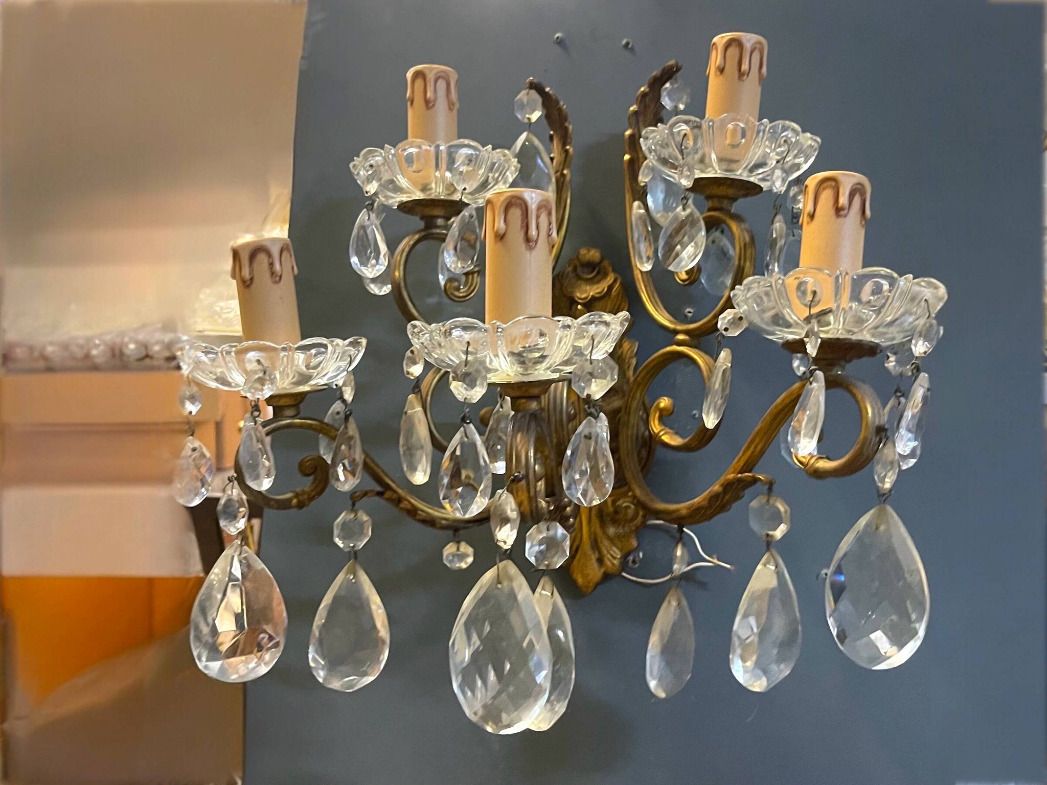 Grandes appliques murales en bronze et cristal, ensemble de 2, Italie, années 1950.