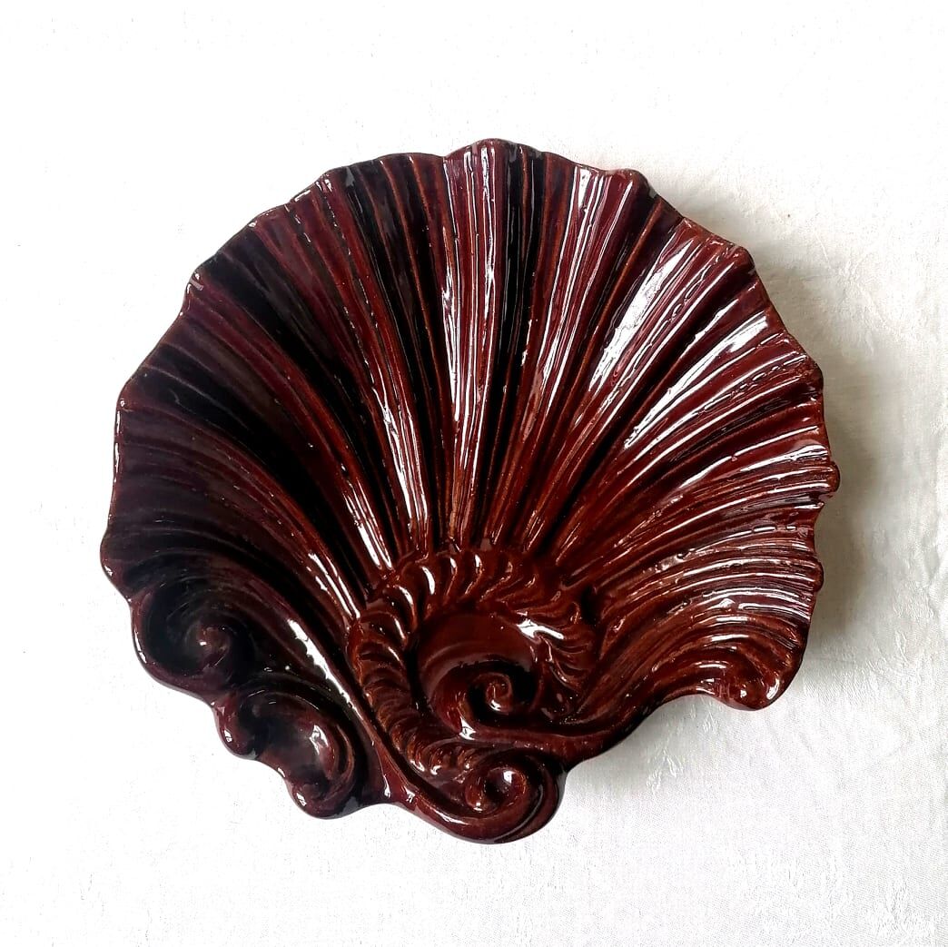 Shell cuts in roccoco earthenware