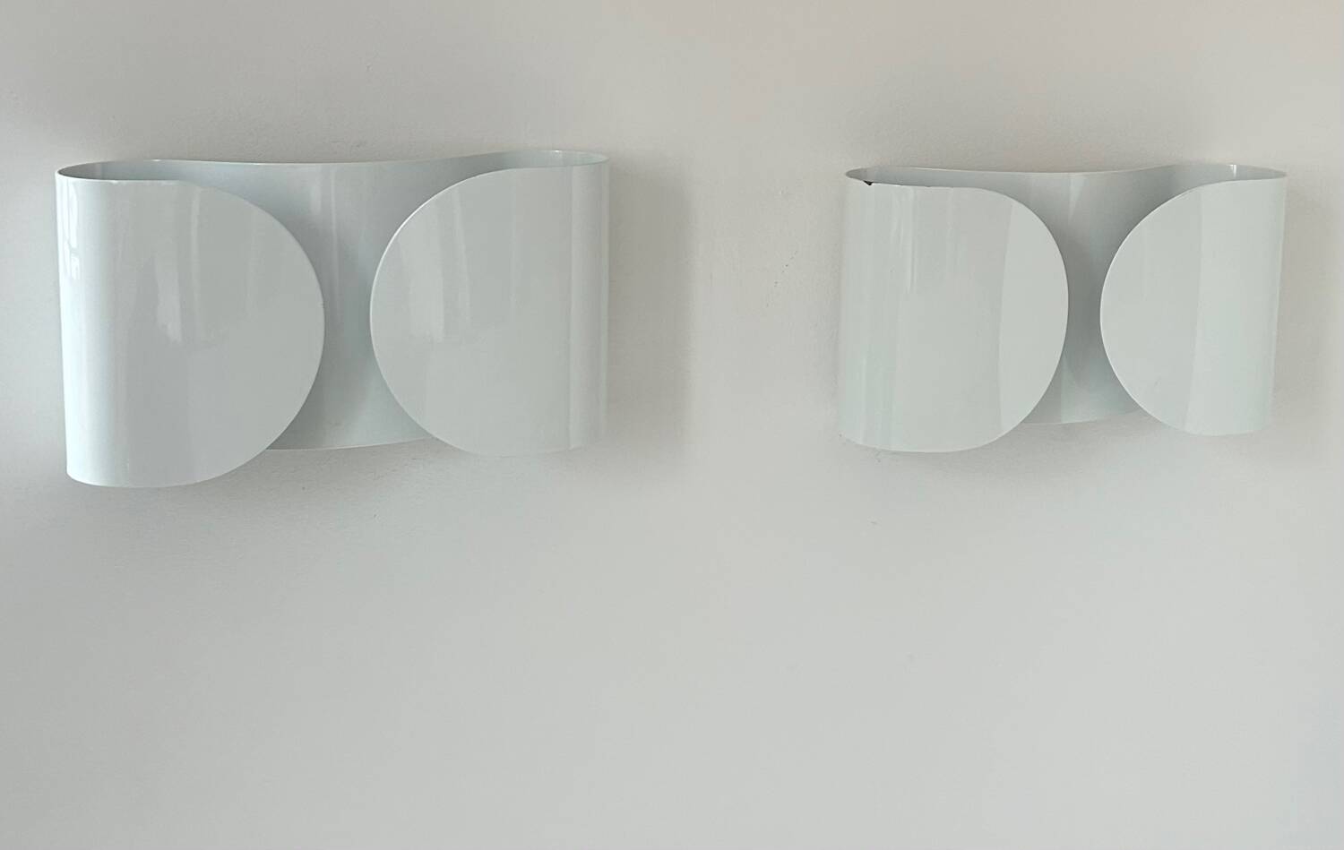 Pair of vintage Foglio wall lamps, white, Tobia Scarpa for Flos Italy