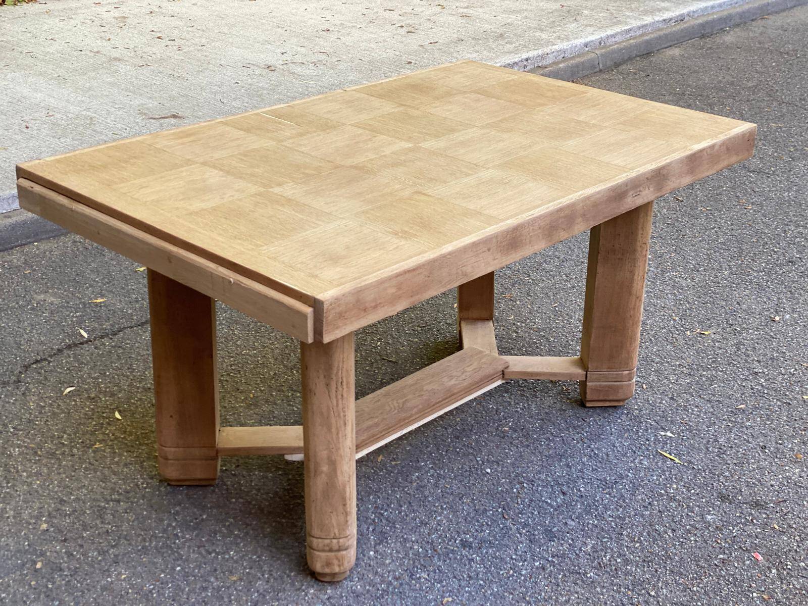 Table à manger brutaliste extensible décapée en chêne campagne chic 1950