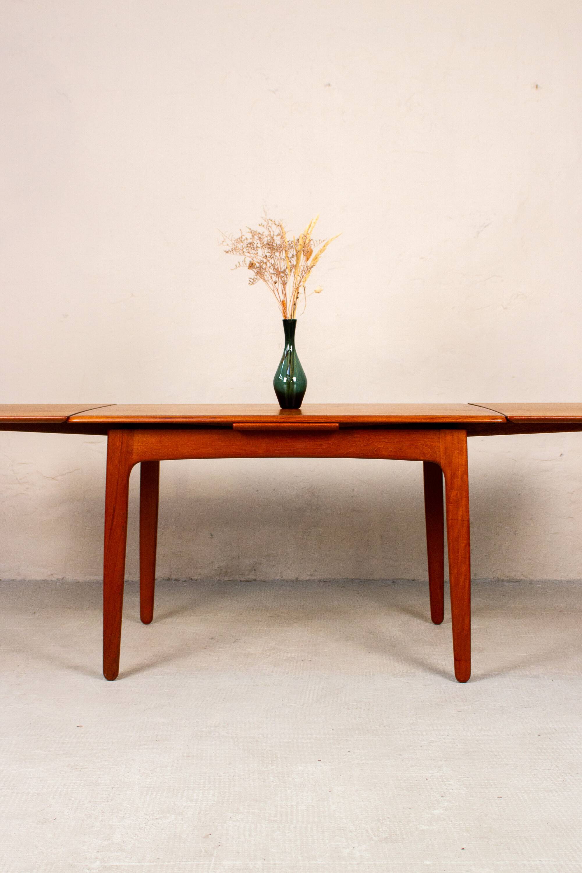 Dining table Svend Aaage Madsen in vintage teak, mid-century Danish from the 1960s.