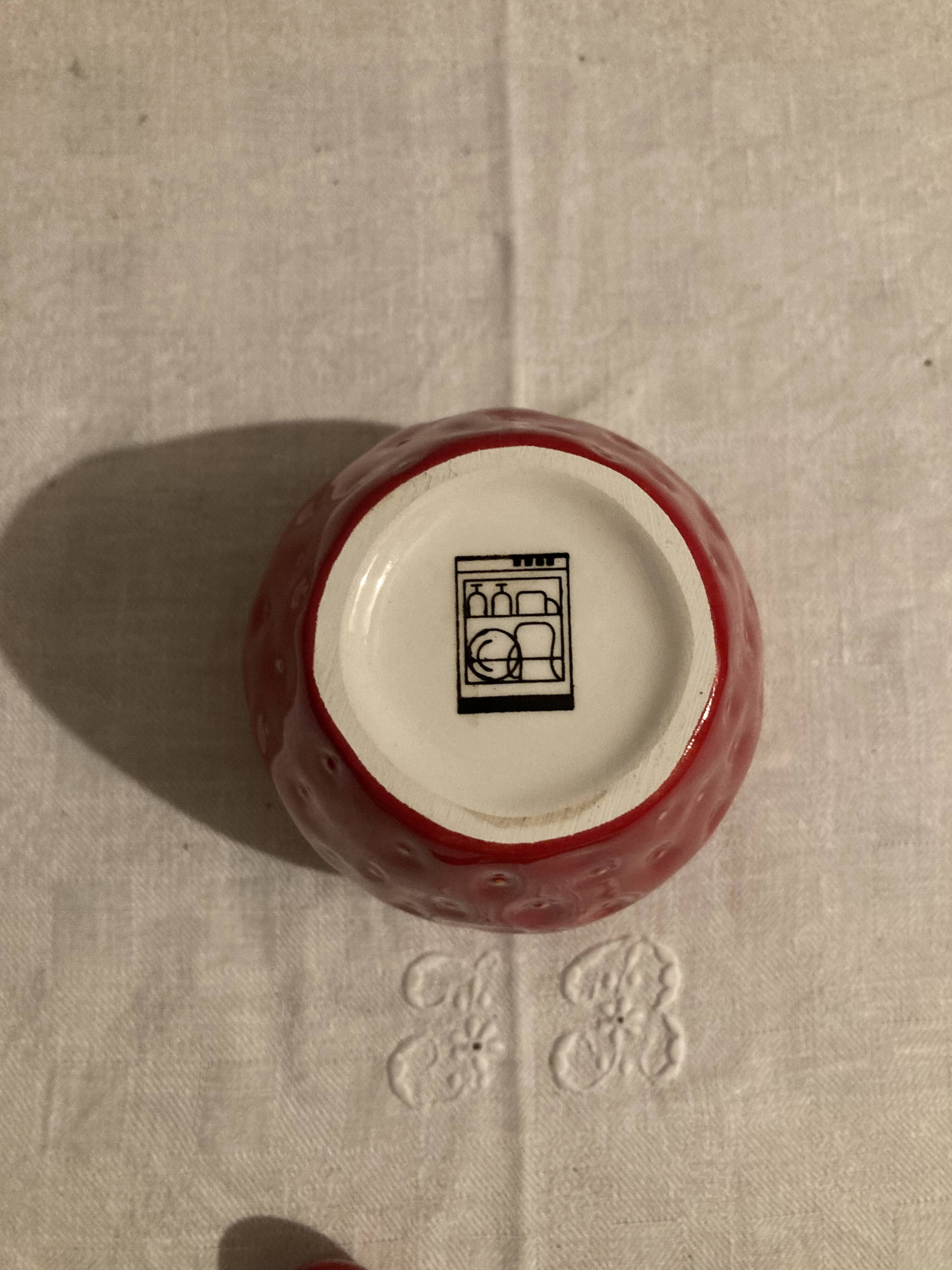 Strawberry-shaped jam slip