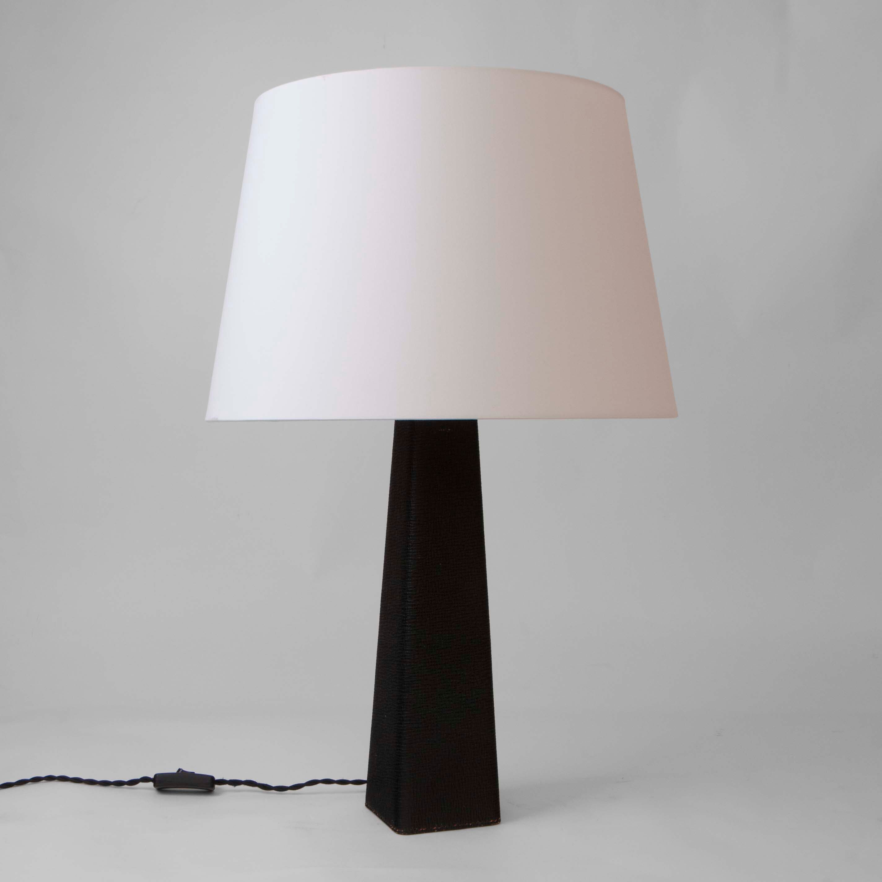 Obelisk shaped table lamp
