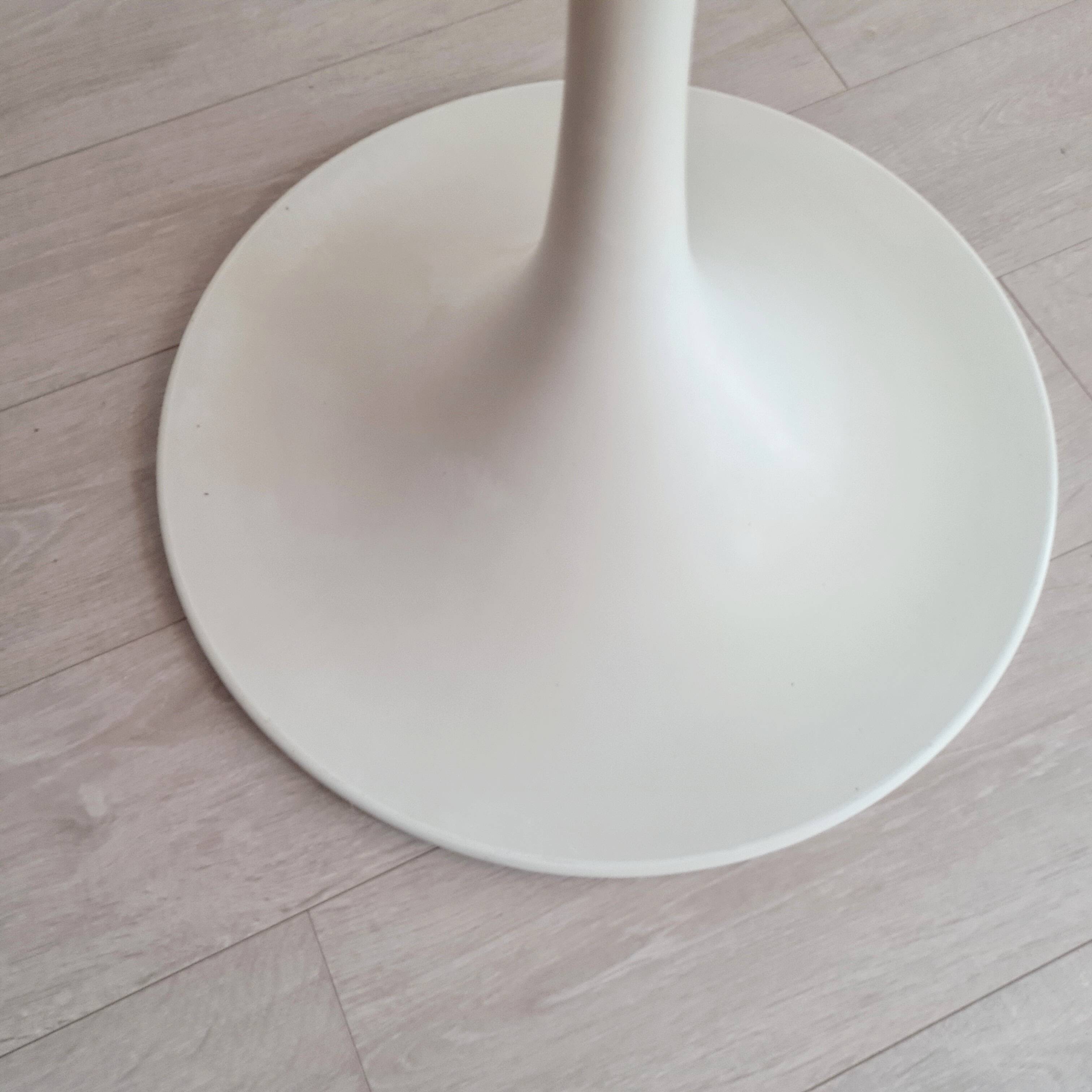 Extendable table with tulip base, round oval wooden top