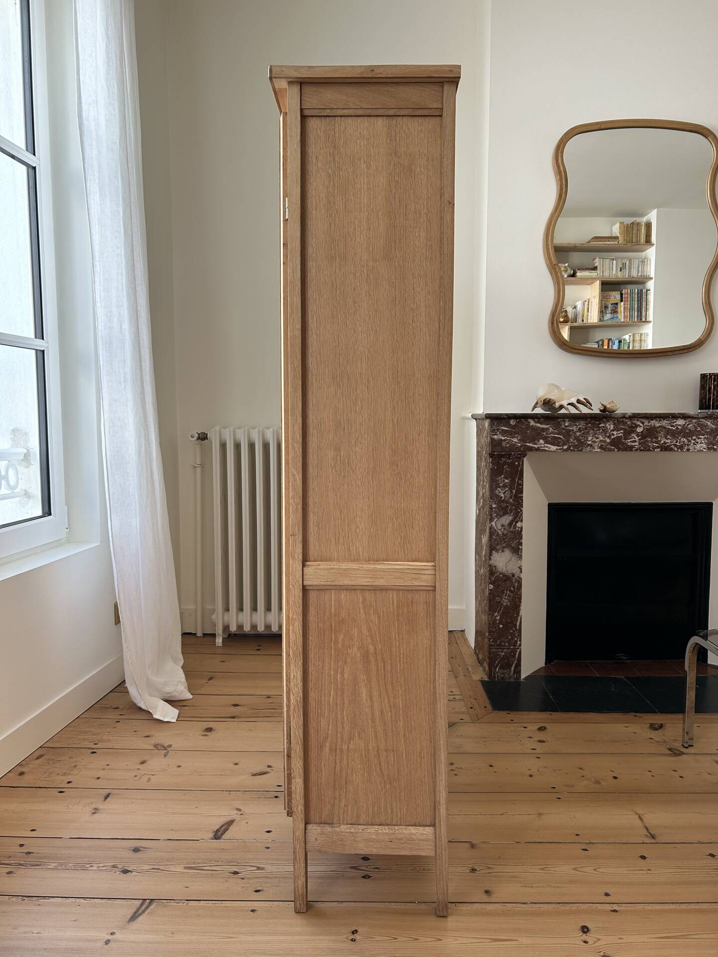 Armoire vitrée en chêne brut