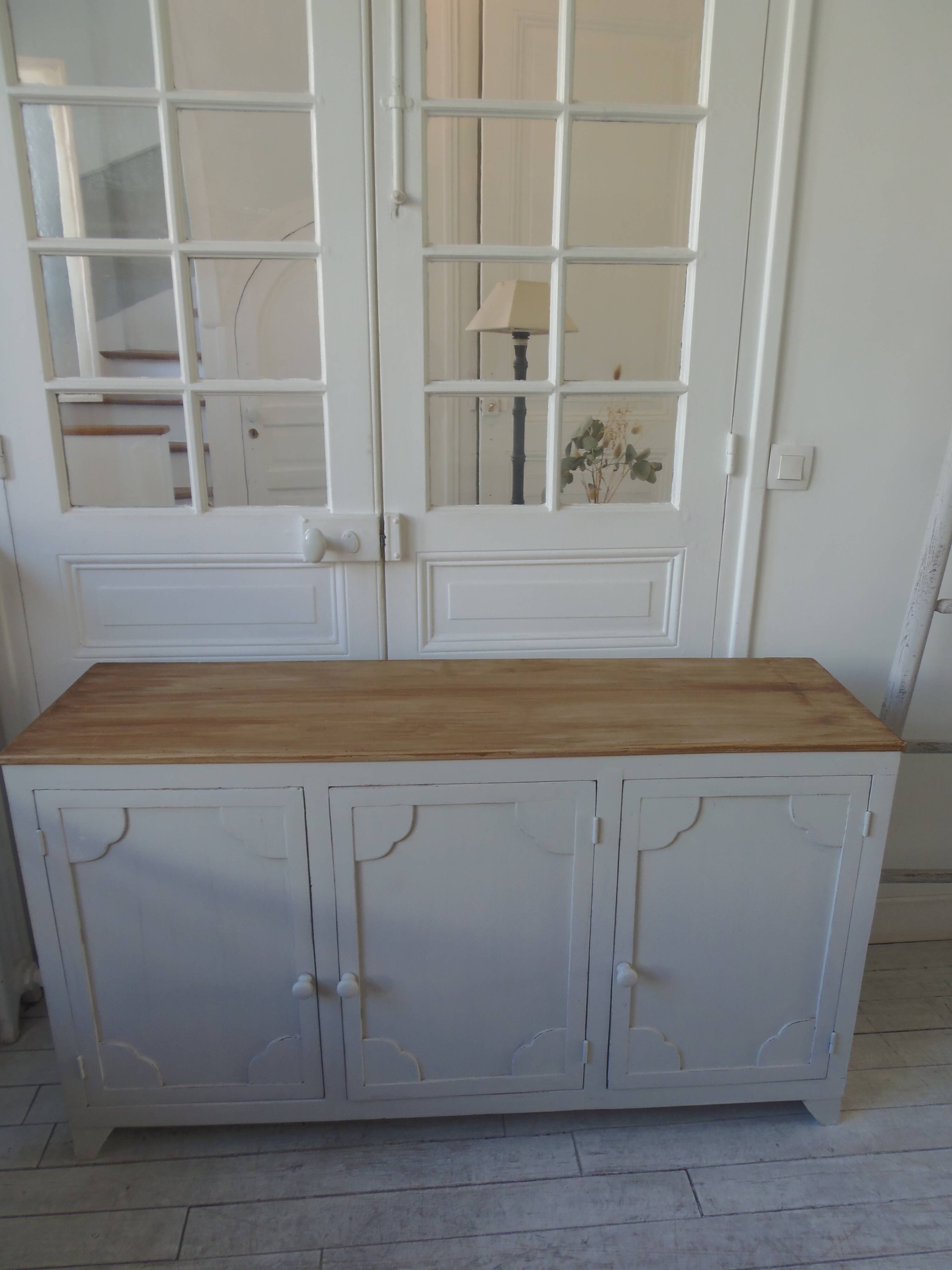 Vintage low sideboard with 3 doors, pearl gray patina, wooden top.