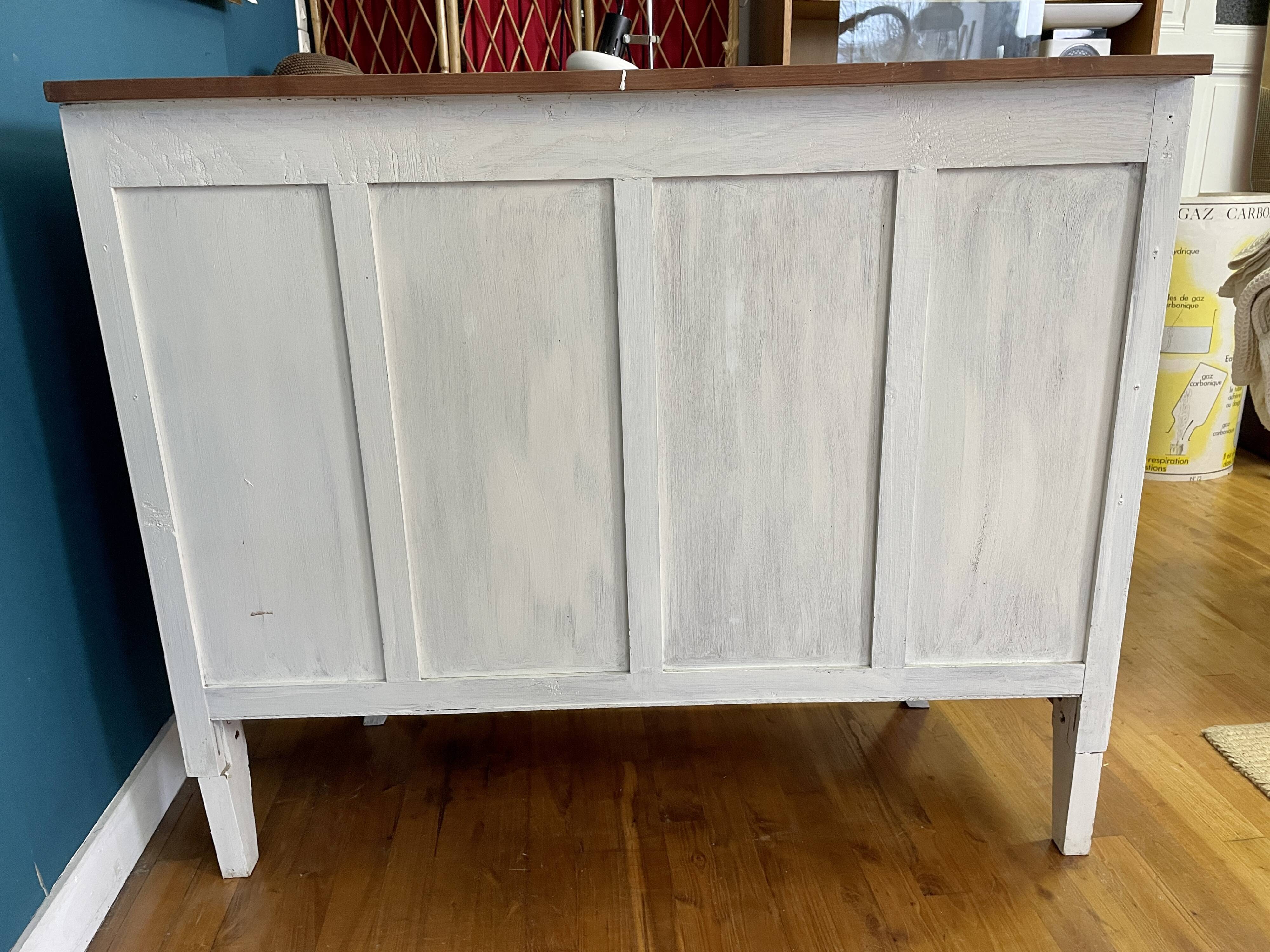 Buffet Mado low on feet compass