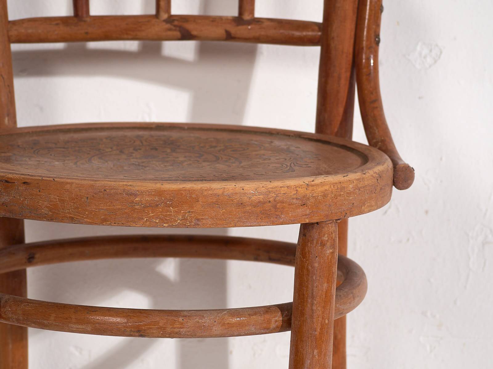 Anciennes chaises Thonet avec assise gravée (c.1920). Ensemble de 2 pièces