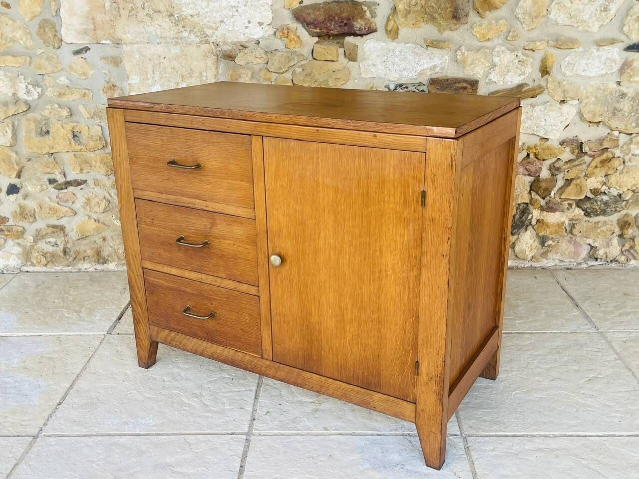 Vintage oak storage unit with drawers from the 50s/60s.