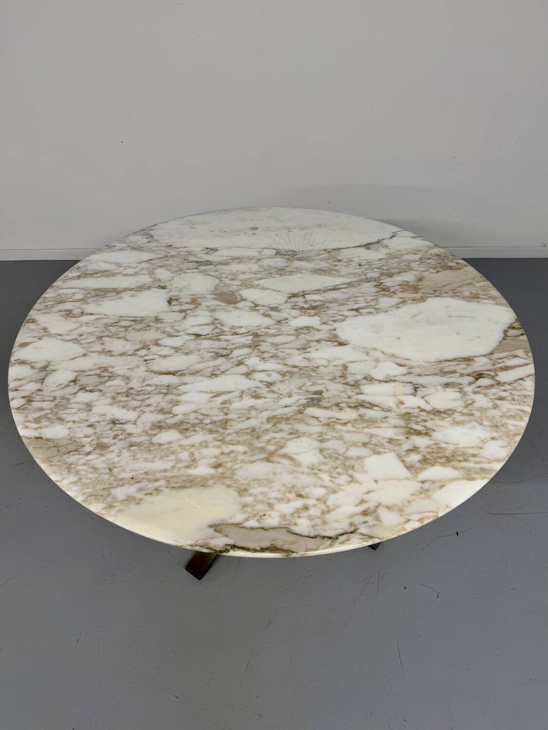 Round marble table T69 design Osvaldo Borsani for Tecno year 70