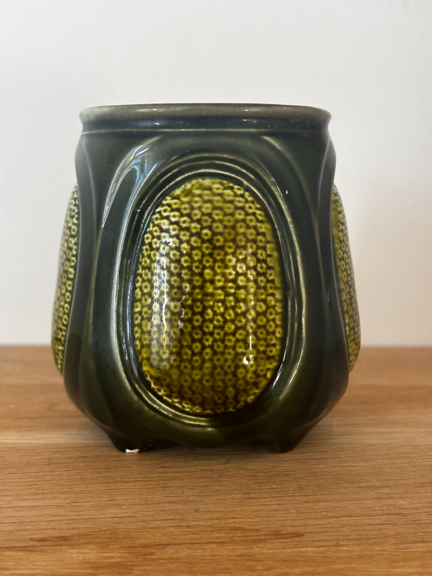 Pot ou cache pot Majolica Sarreguemines barbotine émaillée verte