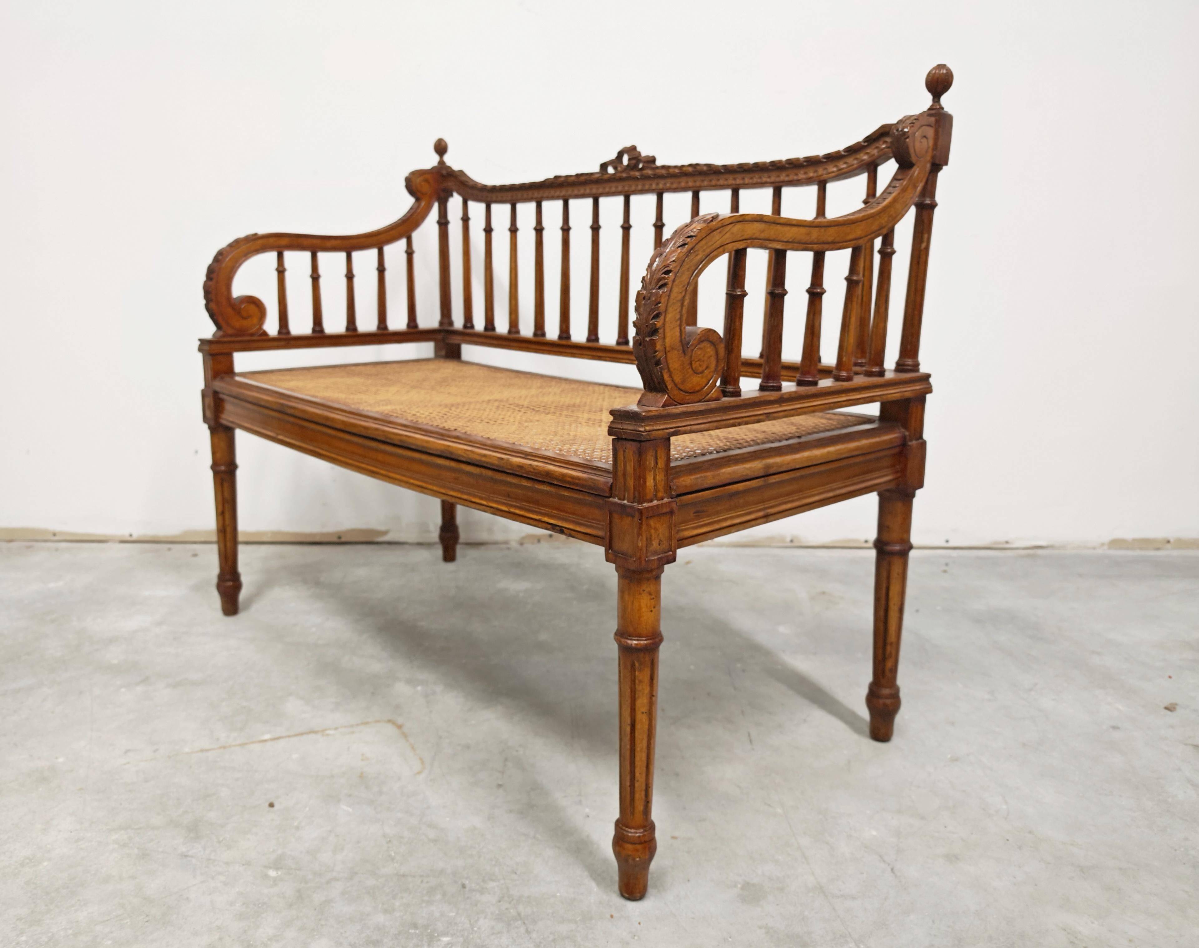 Banc sculpté à la main style Louis XVI avec siège en cannage tissé