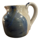 Pichet en grès beige et bleu