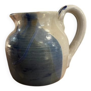 Pichet en grès beige et bleu