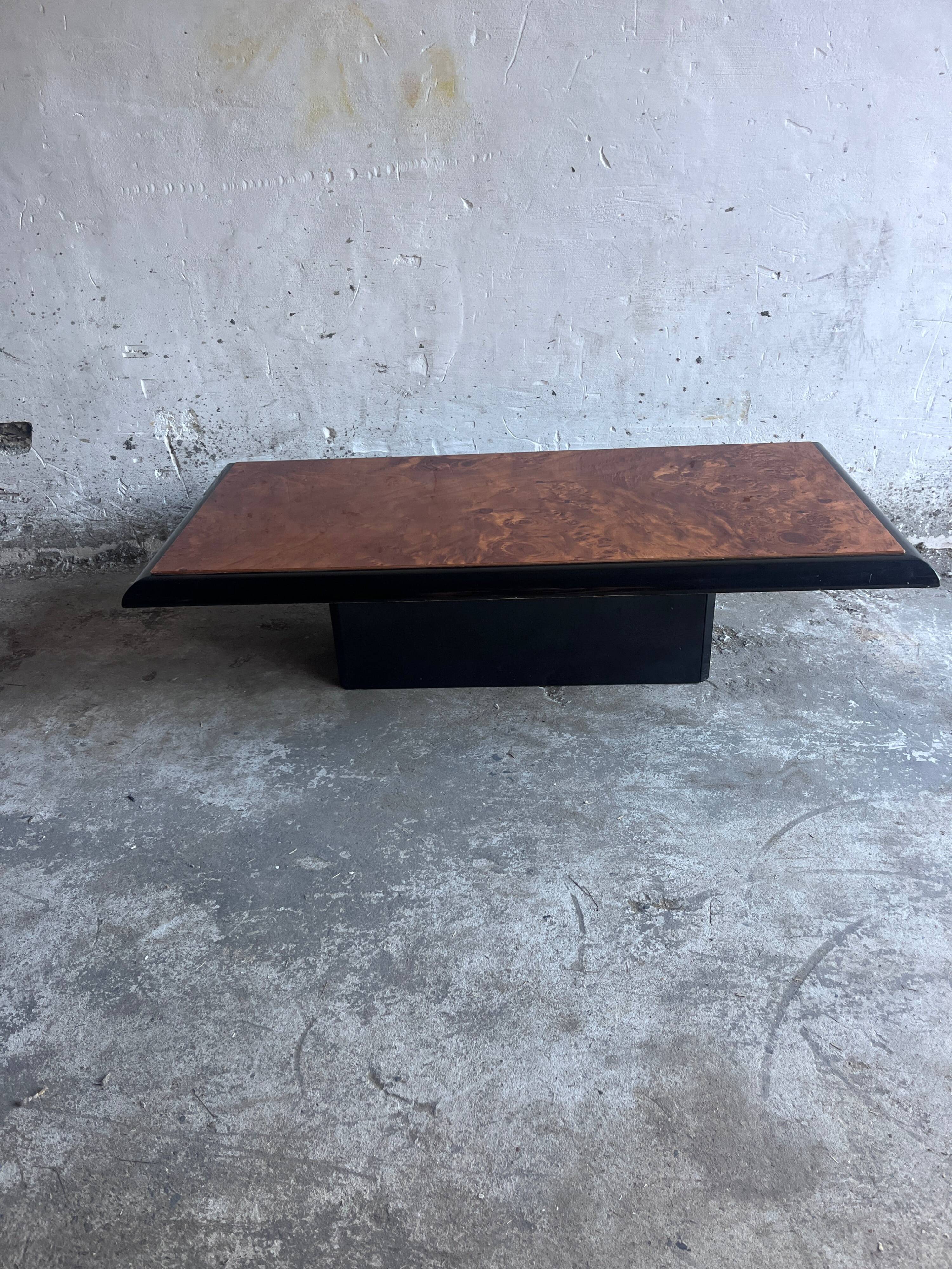 Vintage coffee table in wood burl on a black lacquered base.