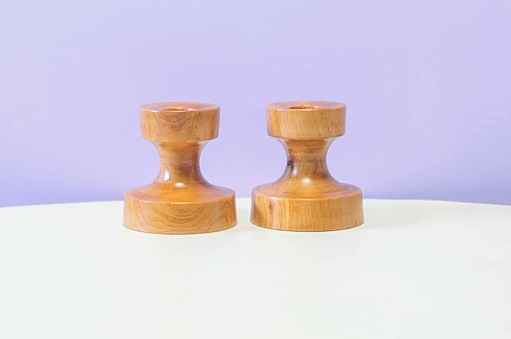 Ensemble de 2 bougeoirs en bois de noyer