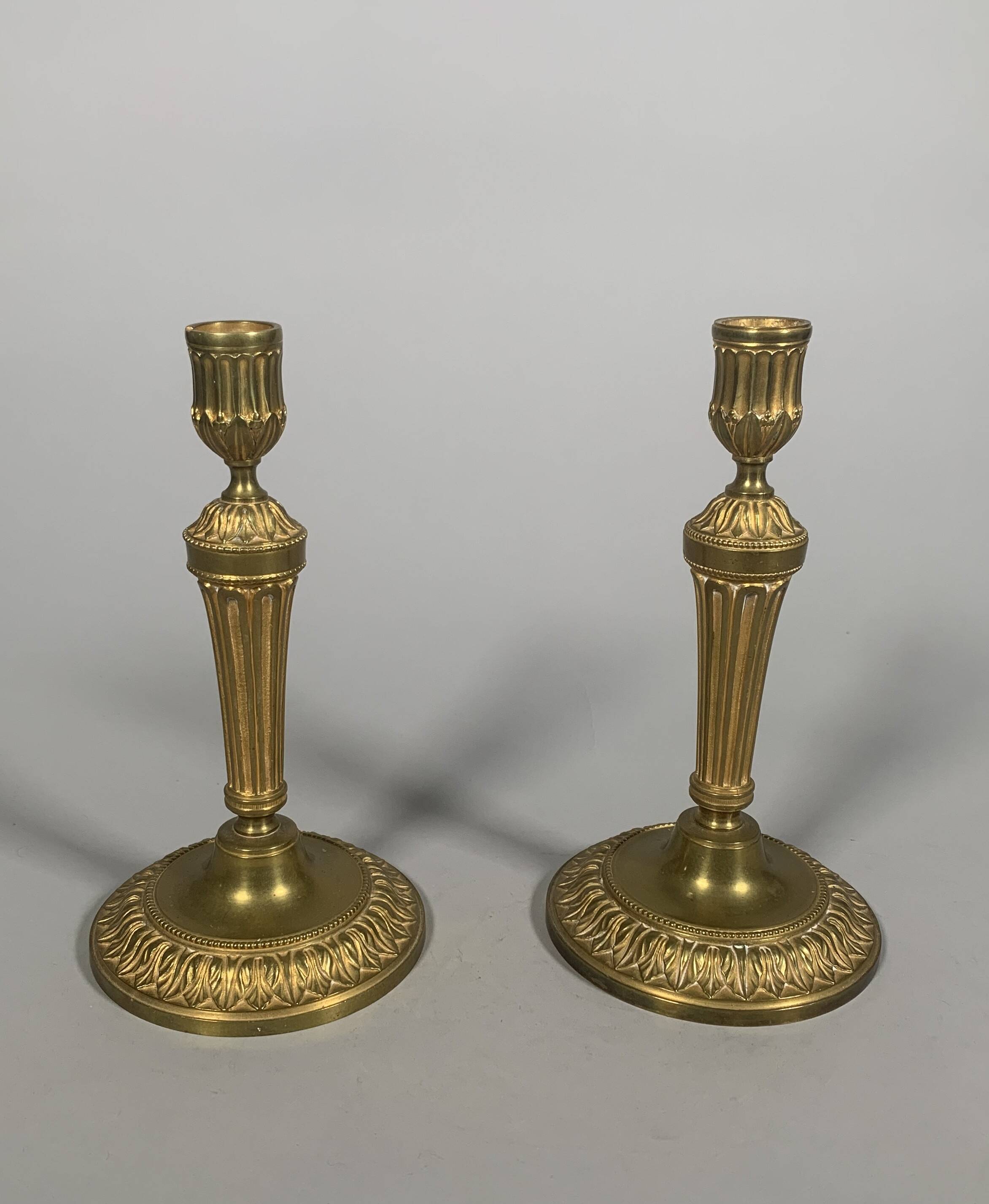 Paire de bougeoirs  Louis XVI En Bronze Ciselé Et Doré.