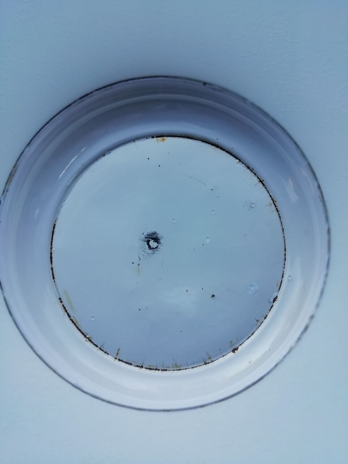 Enamelled sheet metal basin