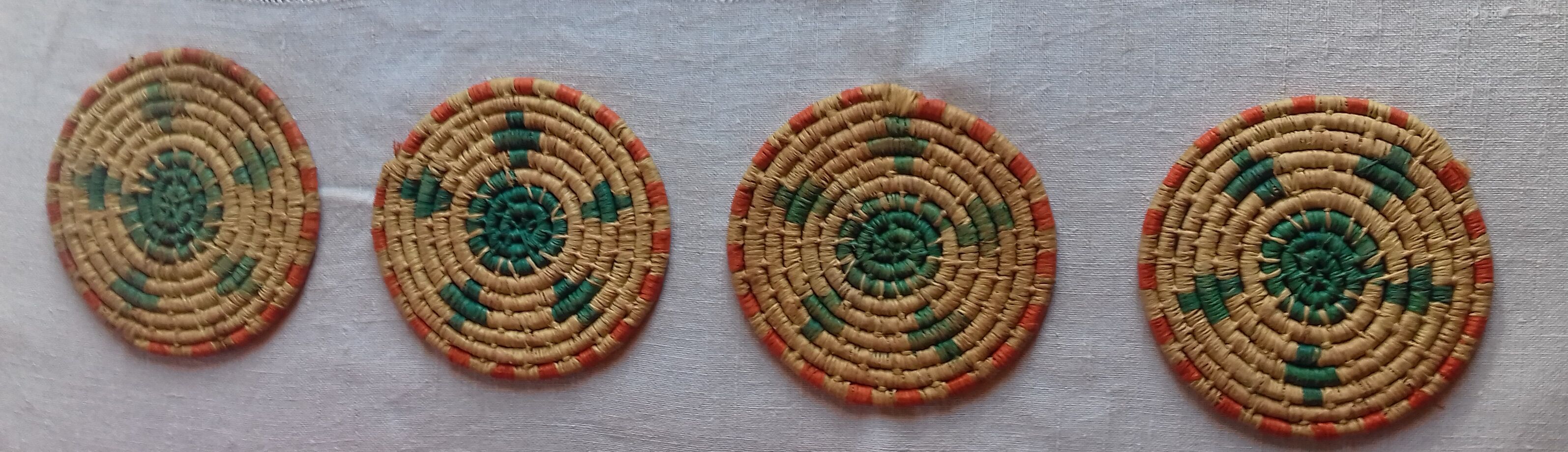 4 braided bottle mats