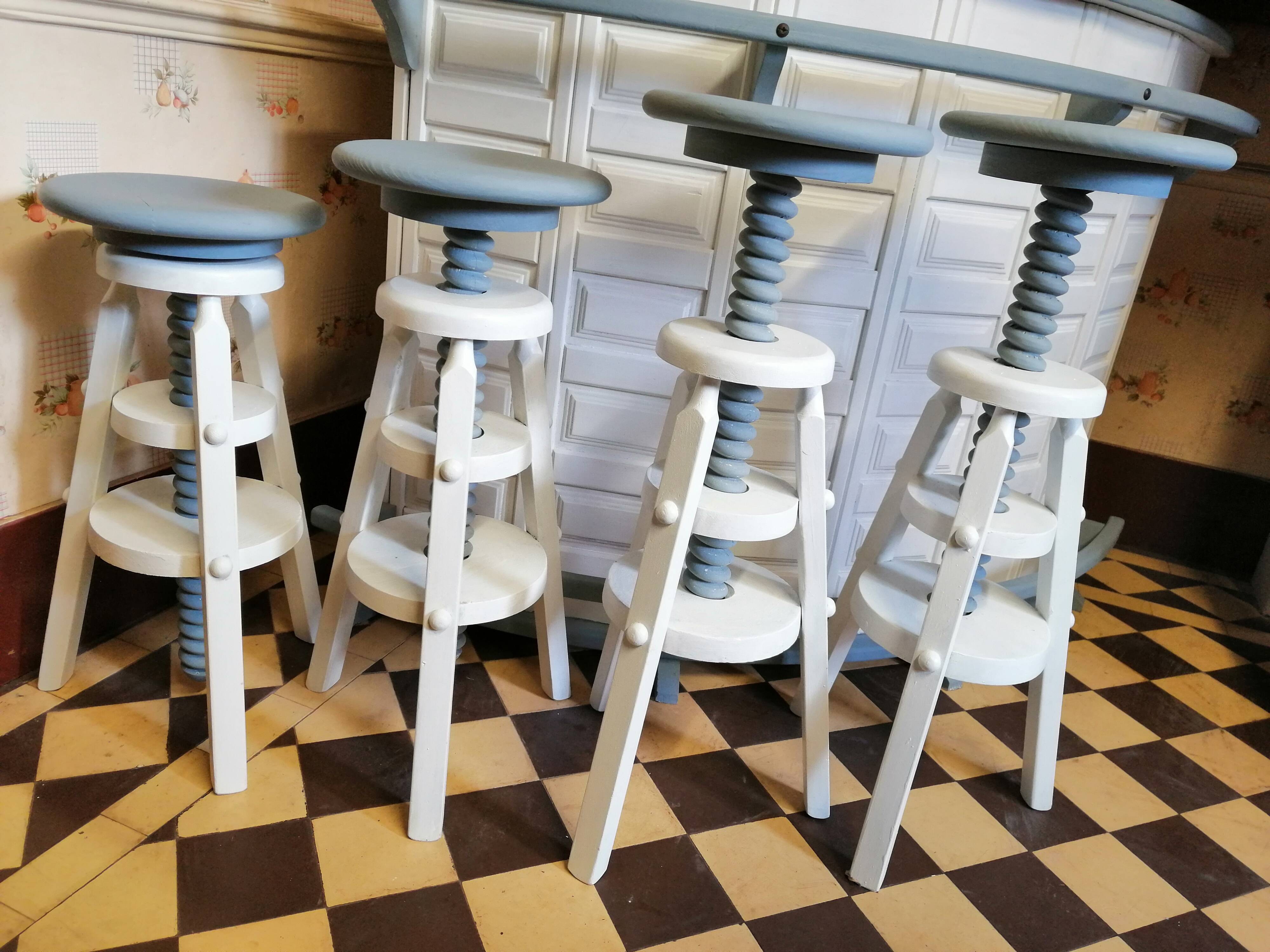 Bar with 4 stools to screw