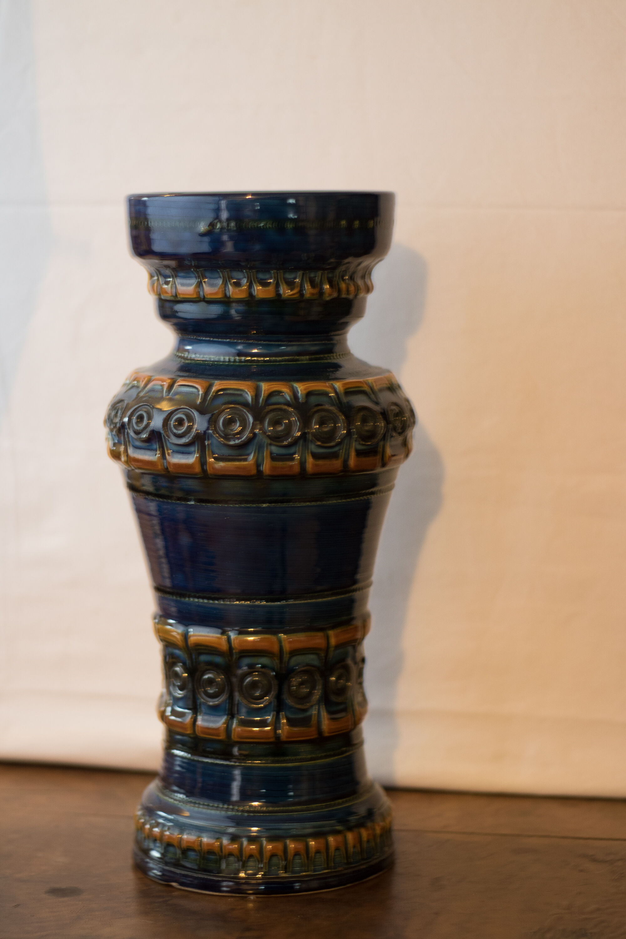 Vase balustre bleu nuit et ocre