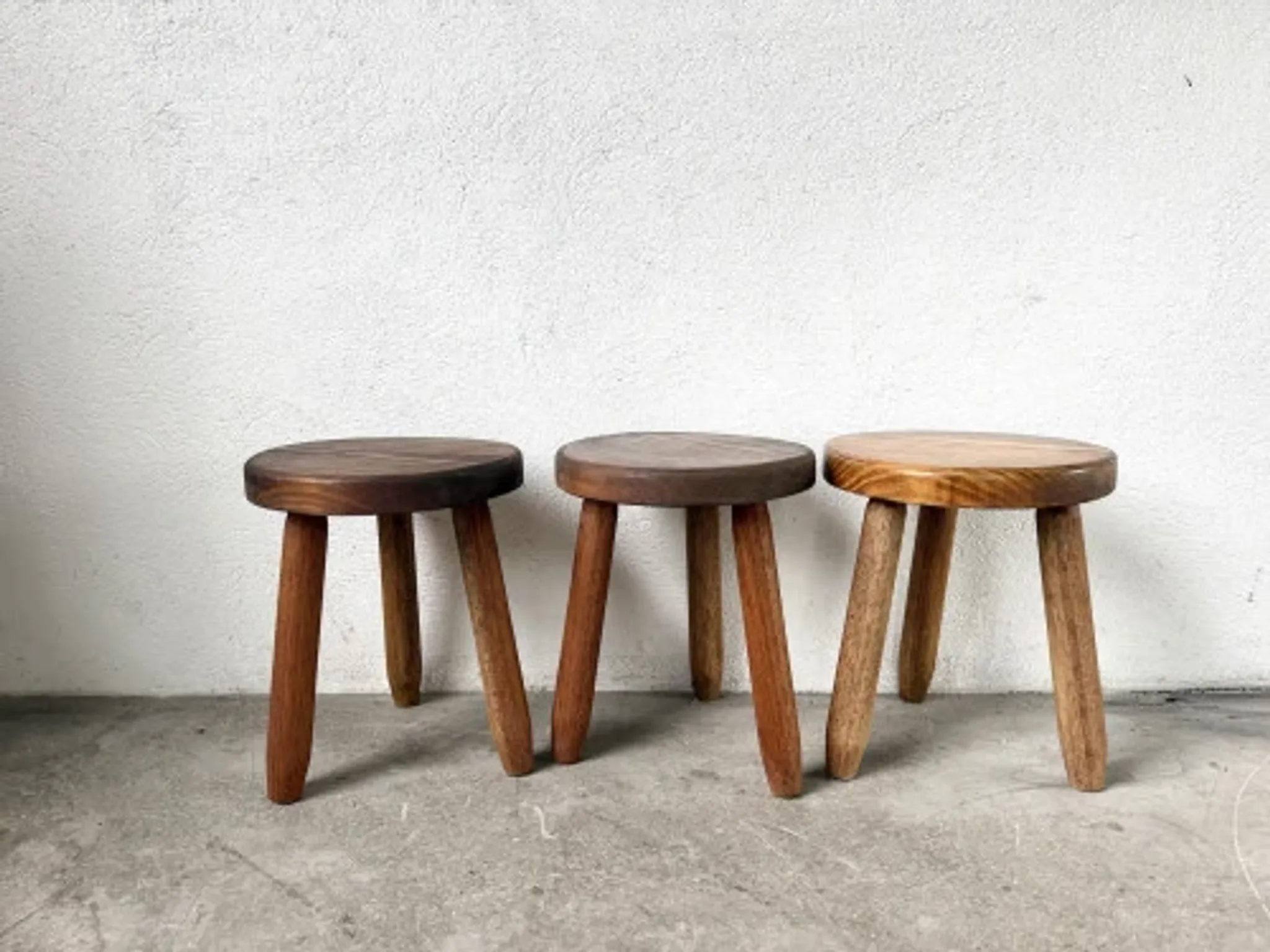 Série de 3 tabourets tripodes en hêtre, années 60