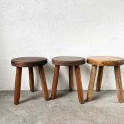 Série de 3 tabourets tripodes en hêtre, années 60