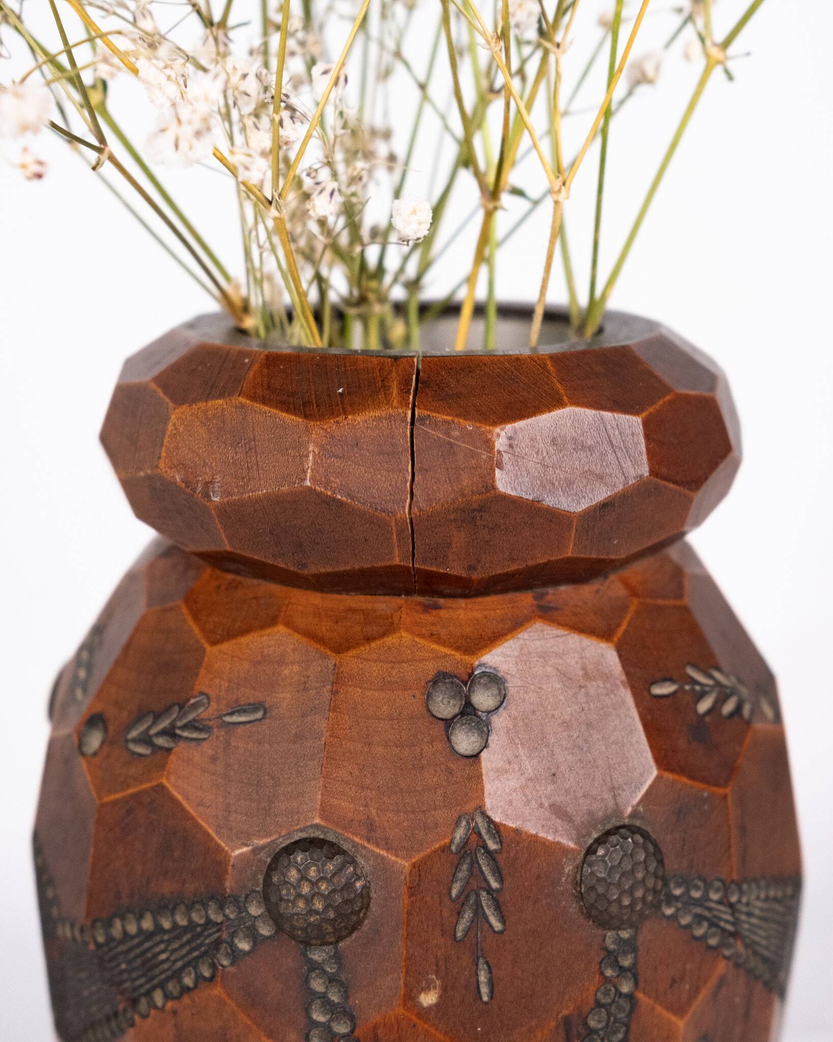 Vase breton en bois sculpté et laiton, Bretagne, France, 1960s