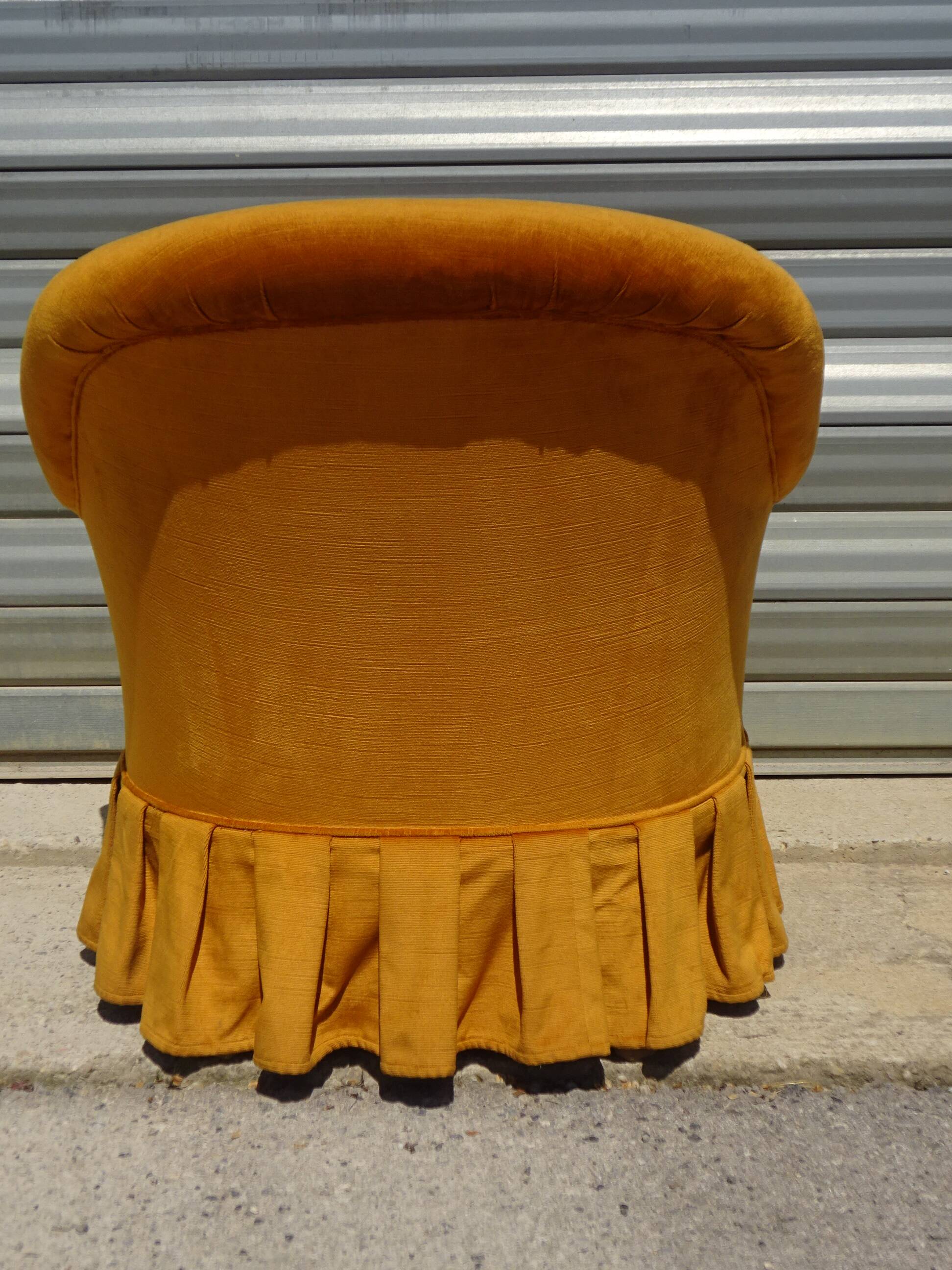 Fauteuil crapaud en velours jaune