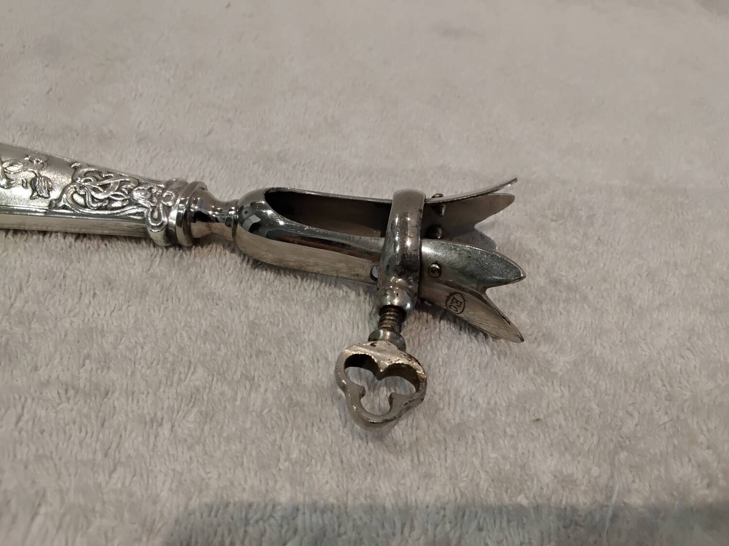 Silver-plated metal leg of lamb handle in art nouveau style