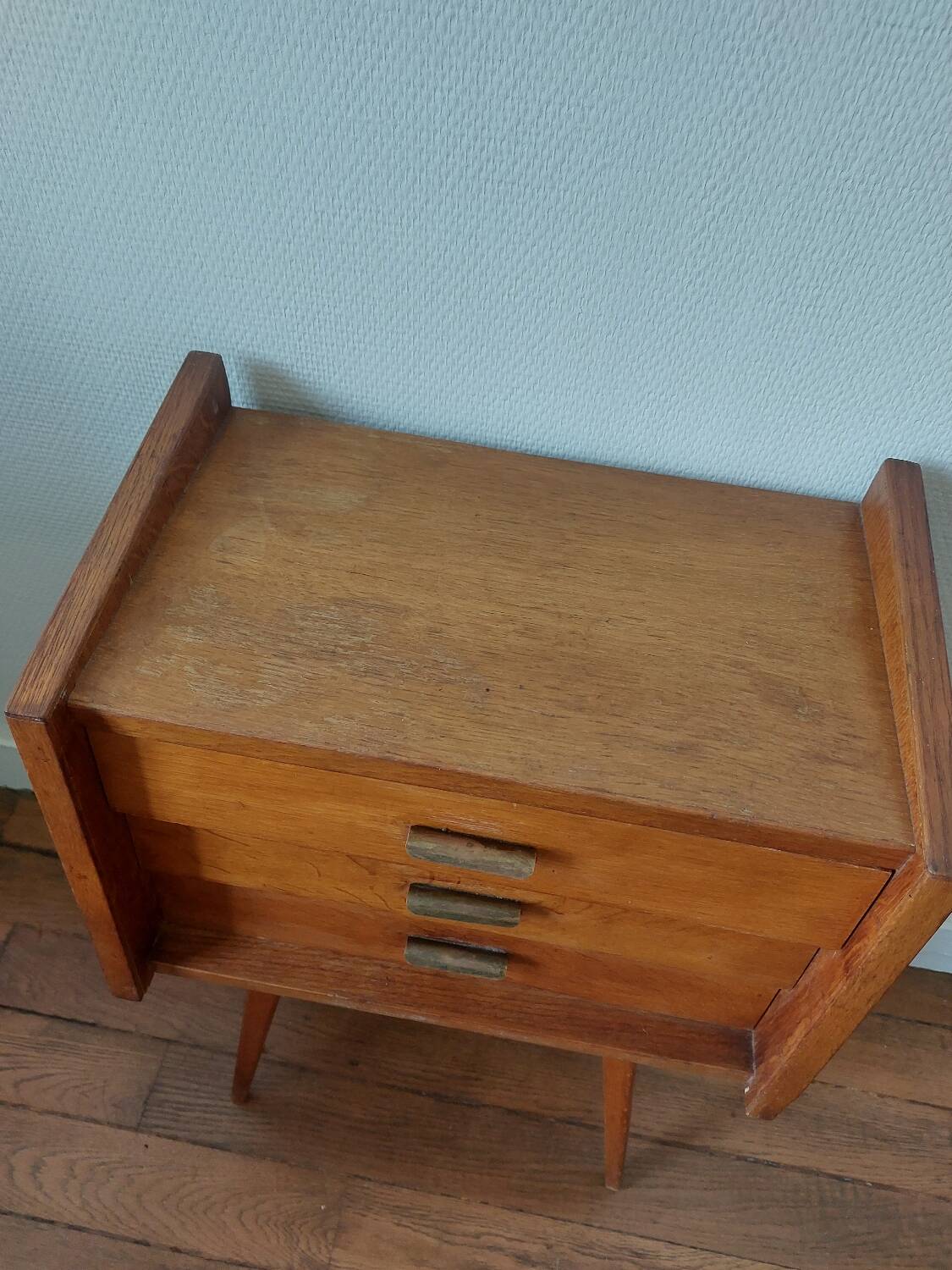 Compass feet bedside table