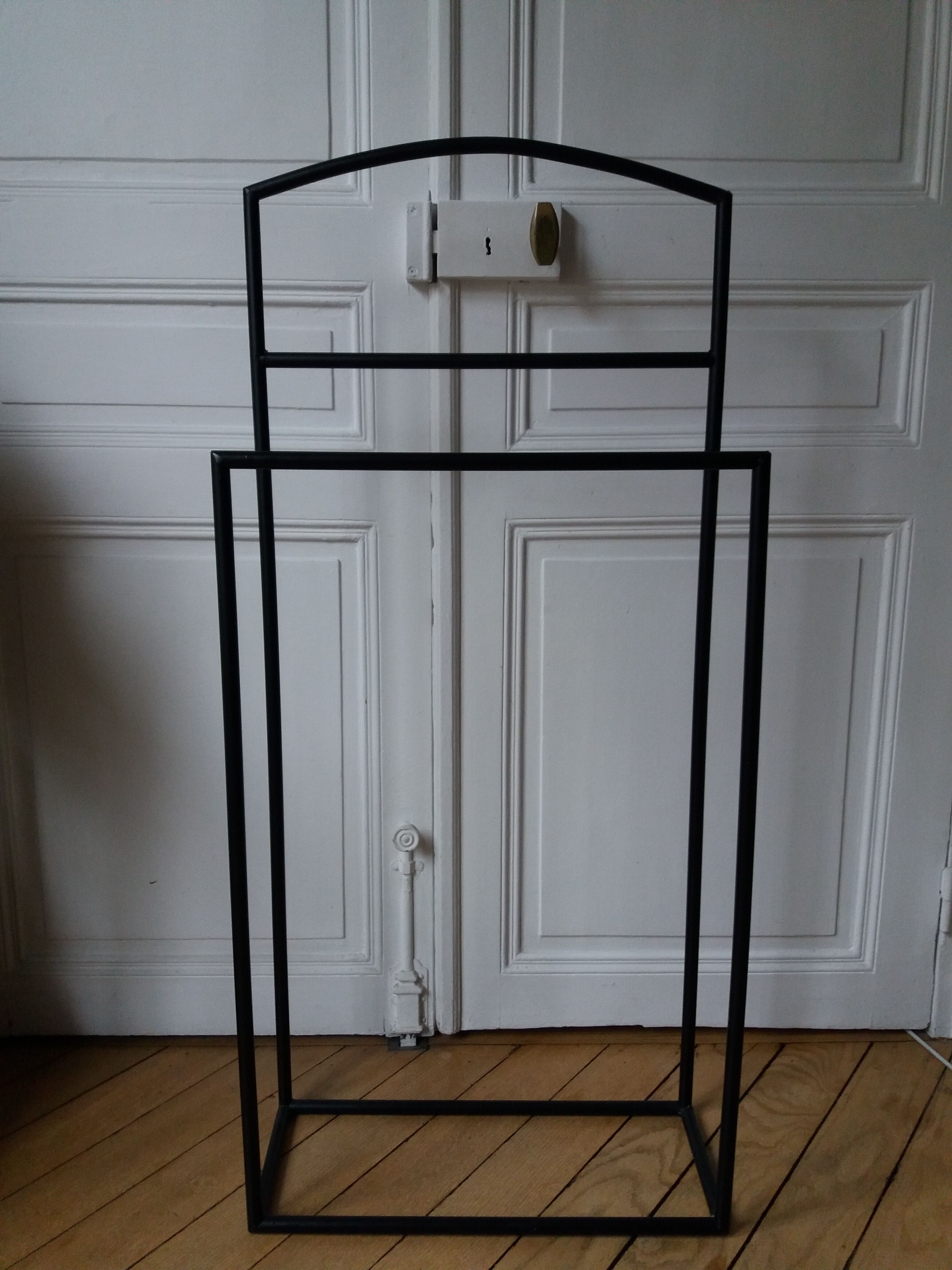 Valet in black metal