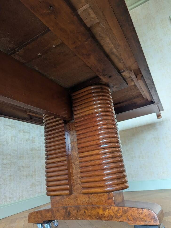 Art Deco table in walnut burl